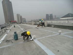 別墅地下室近期出現幾個小縫隙漏水，怎么修補?